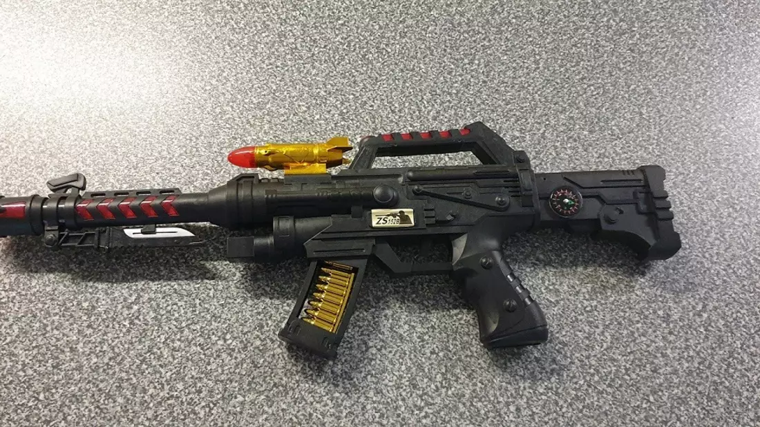 BPOLD FRA: An der Luftsicherheitskontrolle: Augenscheinliche Schusswaffe entpuppt sich als Spielzeugwaffe - Bild: presseportal.de