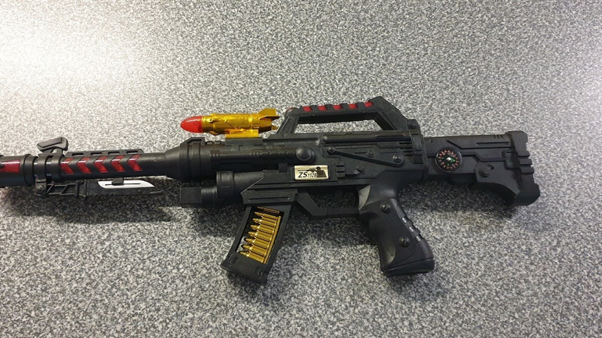 BPOLD FRA: An der Luftsicherheitskontrolle: Augenscheinliche Schusswaffe entpuppt sich als Spielzeugwaffe - Foto: presseportal.de