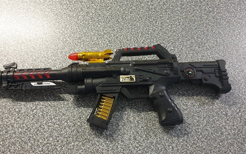 BPOLD FRA: An der Luftsicherheitskontrolle: Augenscheinliche Schusswaffe entpuppt sich als Spielzeugwaffe - Foto: presseportal.de BPOLD FRA: An der Luftsicherheitskontrolle: Augenscheinliche Schusswaffe entpuppt sich als Spielzeugwaffe - Foto: presseportal.de