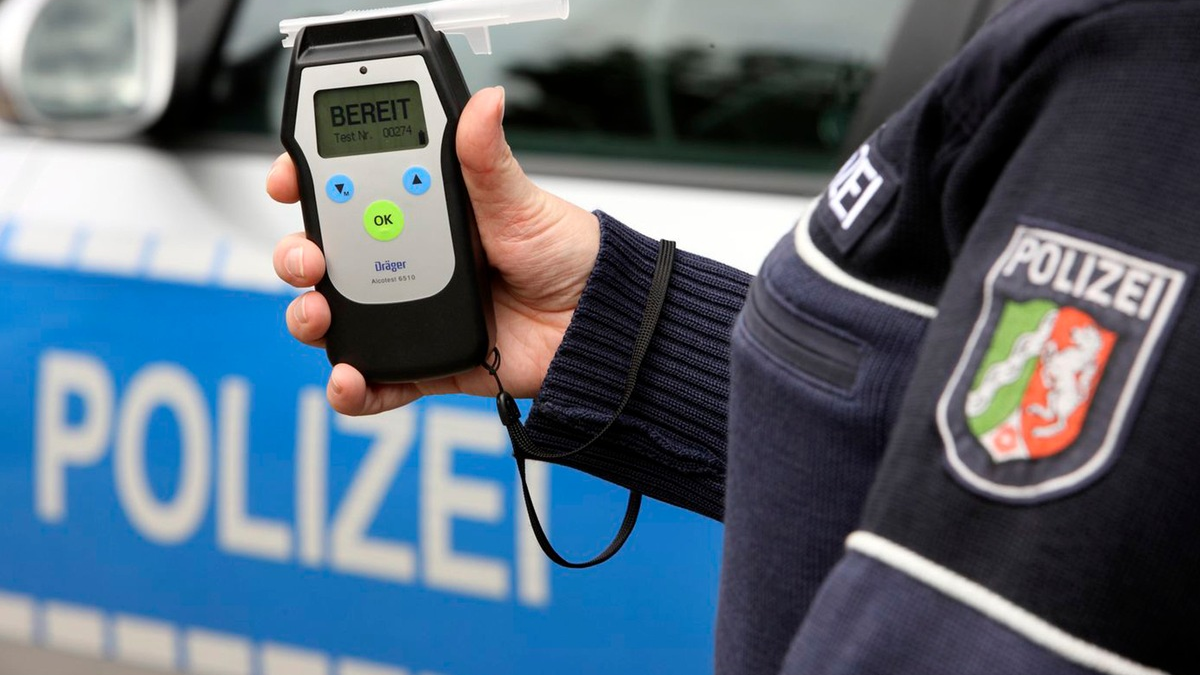 POL-ME: Alkoholisierte Autofahrerin kollidiert mit Baum - Velbert - 2407026 - Foto: presseportal.de