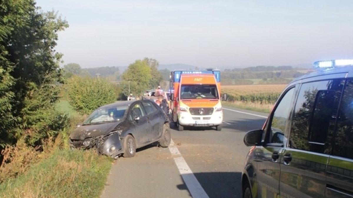 POL-HX: Auto fährt auf bremsenden Traktor auf - Foto: presseportal.de