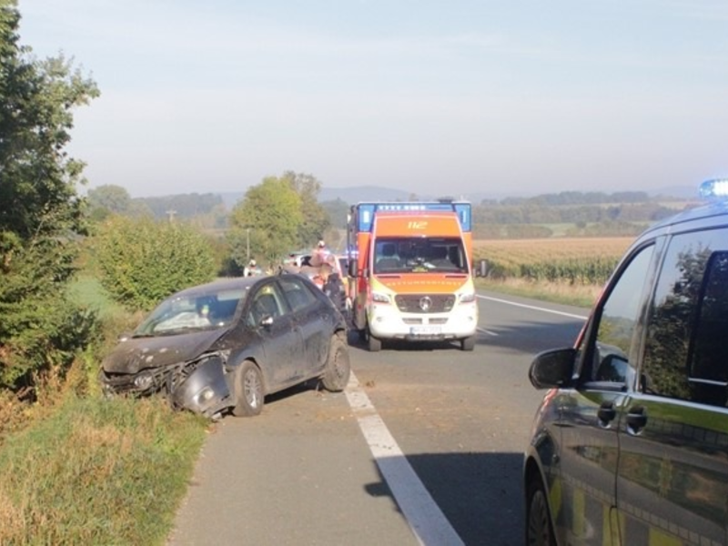 POL-HX: Auto fährt auf bremsenden Traktor auf - Foto: presseportal.de