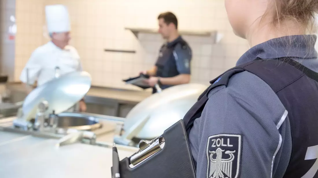 HZA-BI: Bielefelder Zoll stellt in acht Fällen illegalen Aufenthalt fest/Bundesweite Schwerpunktprüfung gegen Schwarzarbeit - Bild: presseportal.de