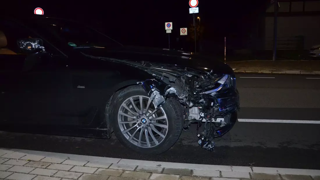 POL-HF: Unbekannter demoliert Lkw samt Anhänger - Zeugen gesucht - Bild: presseportal.de