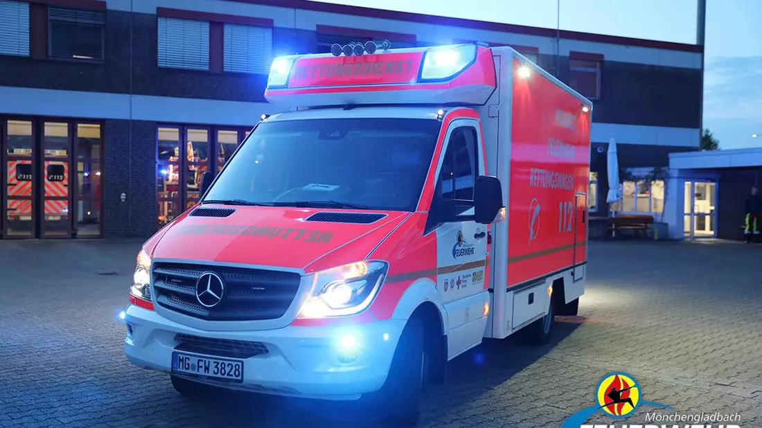 FW-MG: Veilchendienstagszug: 20 Patientinnen und Patienten werden im Tagesverlauf versorgt - ein schwerer Verkehrsunfall - Bild: presseportal.de