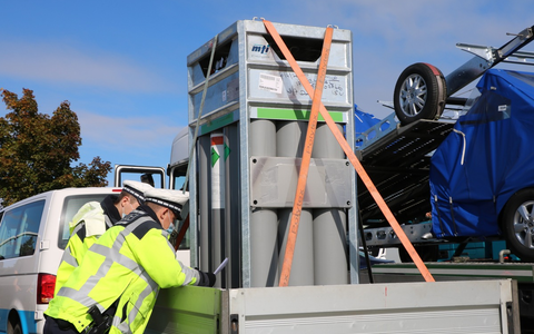 Mittelhessen: Marburg-Biedenkopf: Verkehrskontrolle bringt Verstöße zutage + Nach Kollision auf der B 3 sucht die Polizei Unfallzeugen + - Foto: presseportal.de
