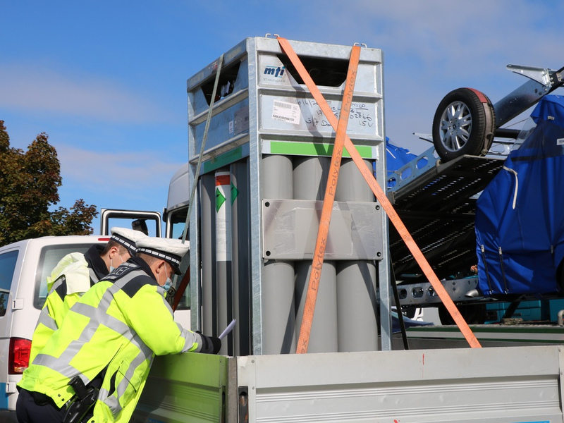 Mittelhessen: Marburg-Biedenkopf: Verkehrskontrolle bringt Verstöße zutage + Nach Kollision auf der B 3 sucht die Polizei Unfallzeugen + - Foto: presseportal.de