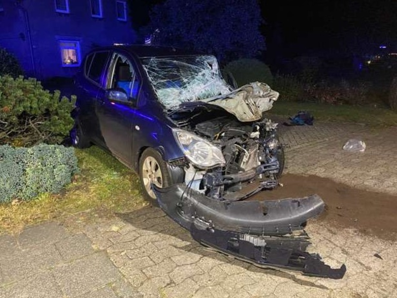 POL-STD: Unbekannter überfällt Stader Imbiss, Unbekannter schert zum Überholen aus, Gegenverkehr muss ausweichen und landet im Graben, Unbekannte entsorgen Altreifen und Ölkanister in der Buxtehuder Feldmark - Foto: presseportal.de