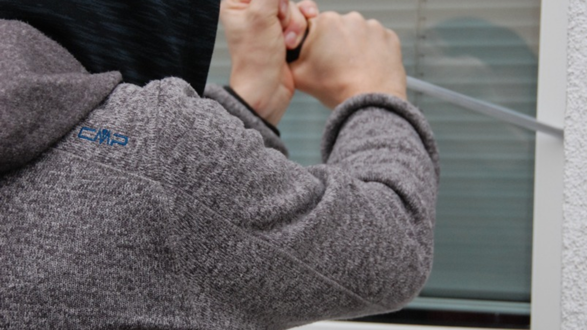 POL-HM: Handtaschen aus Fahrzeugen entwendet - Foto: presseportal.de