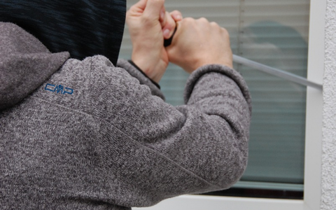 POL-HM: Handtaschen aus Fahrzeugen entwendet - Foto: presseportal.de