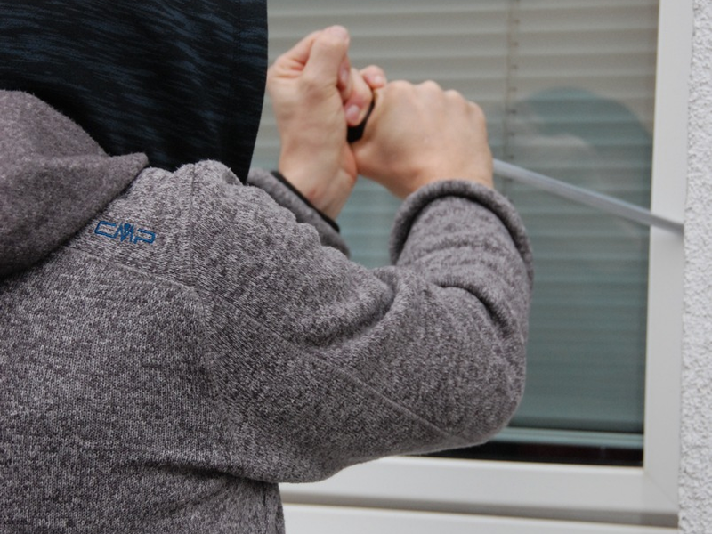 POL-HM: Handtaschen aus Fahrzeugen entwendet - Foto: presseportal.de