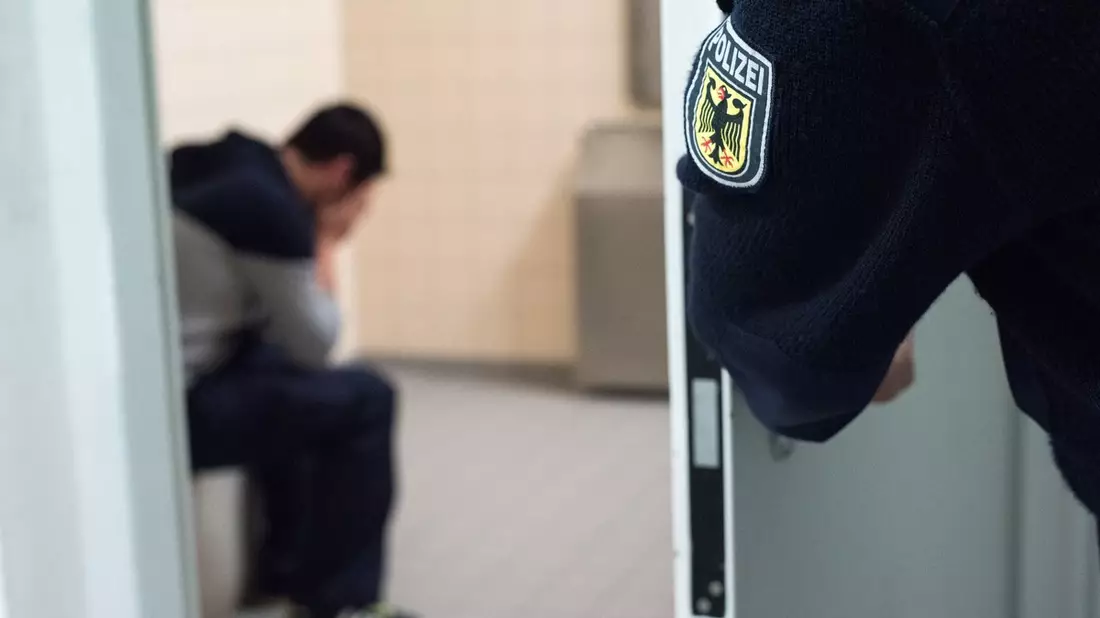 Bundespolizeidirektion München: Iraker muss 287 Tage ins Gefängnis / Bundespolizei verhaftet Betrüger und Urkundenfälscher - Bild: presseportal.de