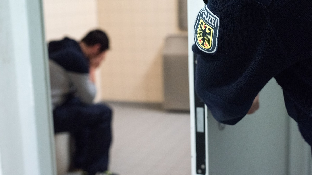 Bundespolizeidirektion München: Bundespolizei verhaftet polizeibekannten Iraker / Fingerabdrücke decken Identität eines gesuchten Mannes auf - Foto: presseportal.de