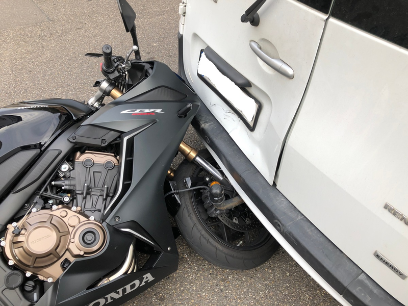 POL-BO: Mit 2 Promille: Autofahrerin (62) durchbricht Hecke und kollidiert mit Balkon - Foto: presseportal.de