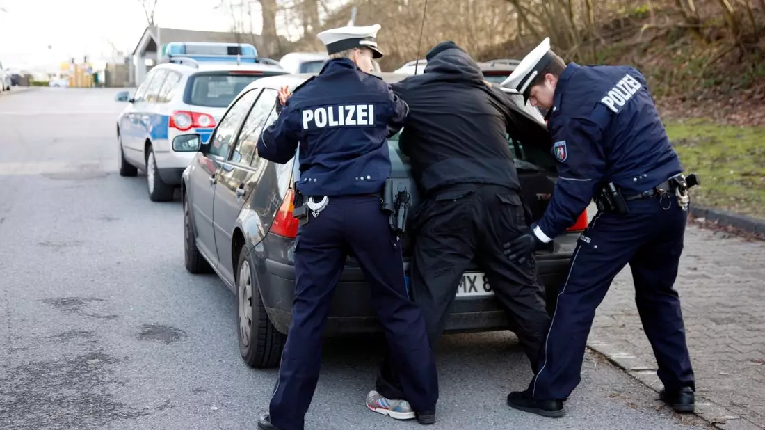 POL-ME: Parfüm im Wert von 1400 Euro gestohlen - Polizei stellt Ladendiebe - Velbert - 2501083 - Bild: presseportal.de