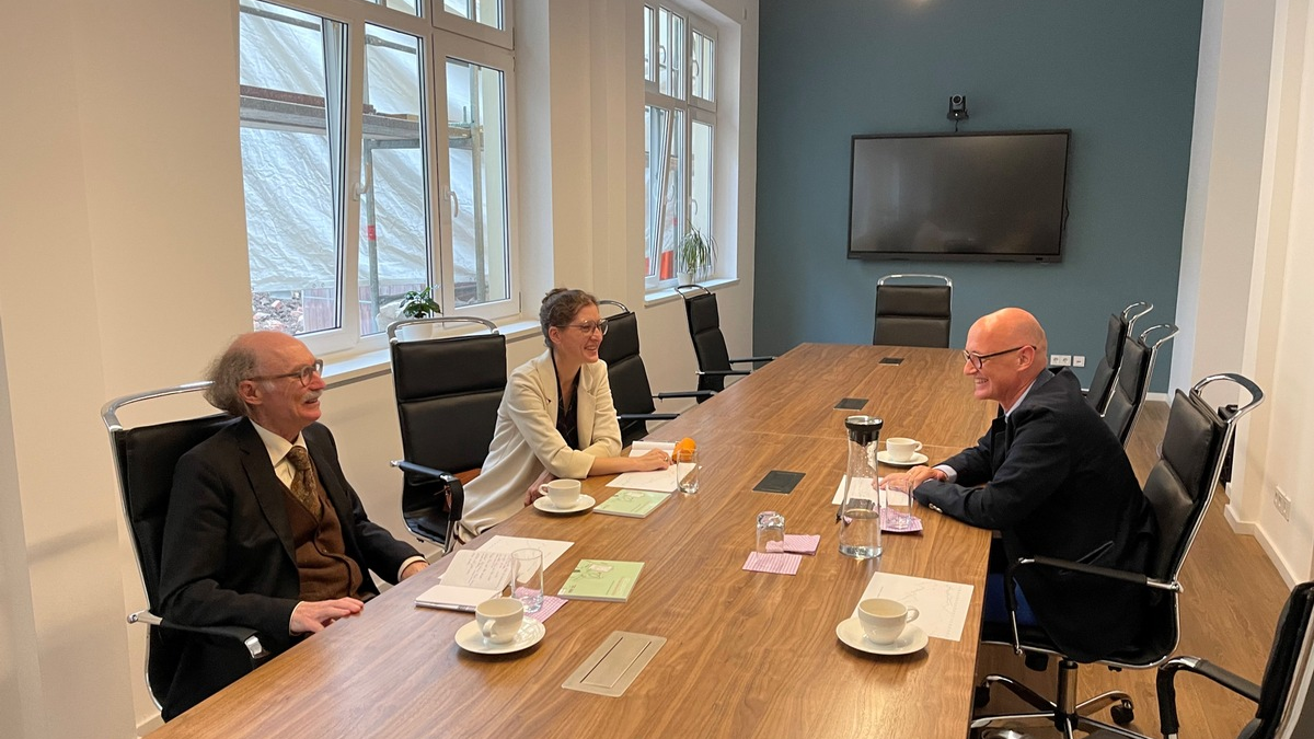 FW-GL: Die Feuerwehr Bergisch Gladbach übergibt Brandschutzbedarfsplan an die Politik zur Beratung und Beschlussfassung - Foto: presseportal.de