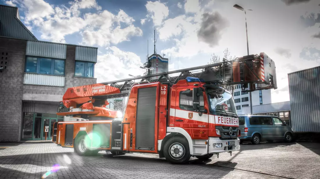 FW-NE: Zimmerbrand mit Menschenrettung | Eine verletzte Person - Bild: presseportal.de