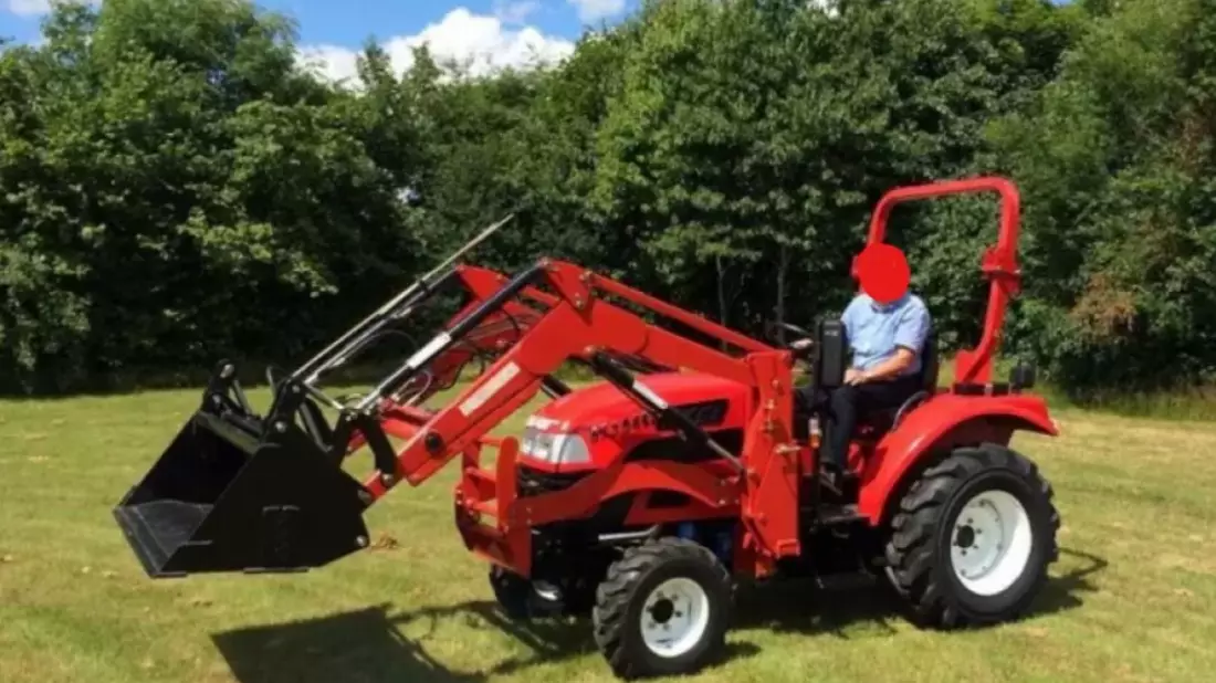 BPOL-KL: Traktor kippt in den Gleisbereich - Bild: presseportal.de