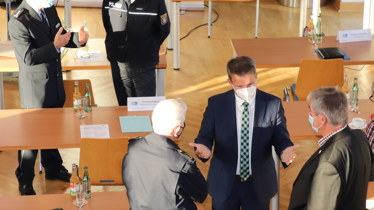 POL-KLE: Uedem - Kontrolle eines landwirtschaftlichen Fahrzeuges / Polizei untersagt Weiterfahrt - Foto: presseportal.de