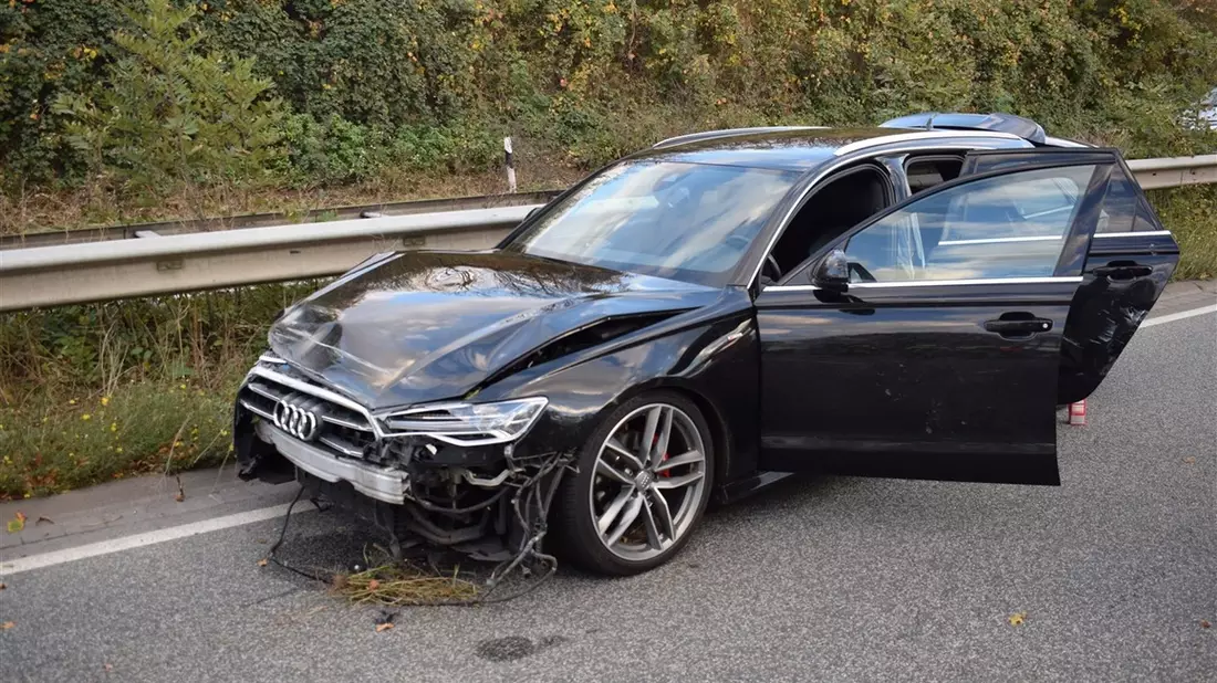 POL-HF: Auto prallt gegen Mauer - Fahrer leicht verletzt - Bild: presseportal.de