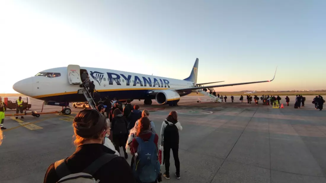 Passagiere laufen über das Rollfeld zu einem Ryanair-Flugzeug (Oktober 2021) - Bild: ?ber dts Nachrichtenagentur