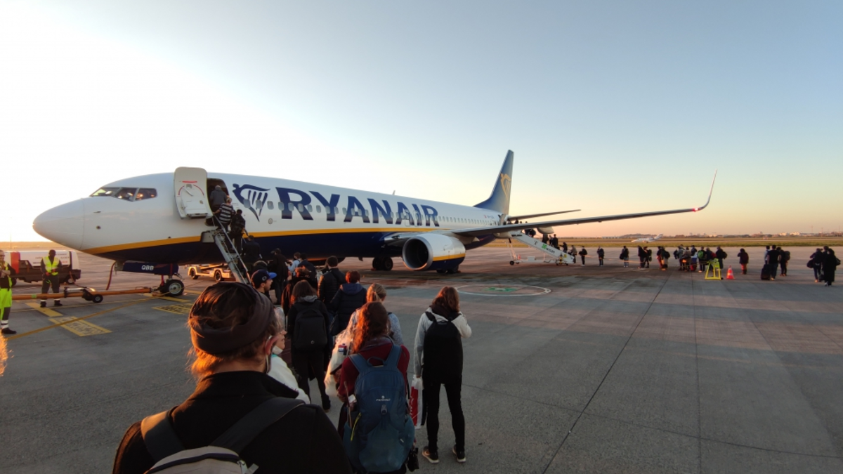 Passagiere laufen über das Rollfeld zu einem Ryanair-Flugzeug (Oktober 2021) - Foto: ?ber dts Nachrichtenagentur