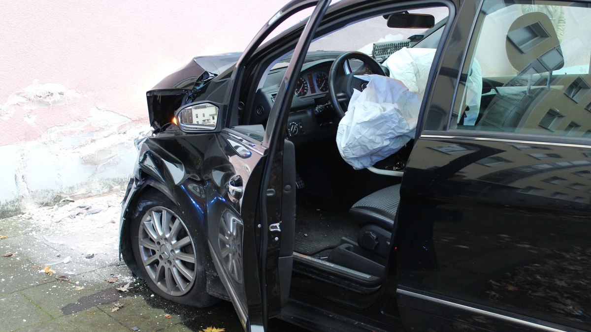 POL-KS: 10.000 Euro Schaden bei Unfallflucht in Kasseler Innenstadt: Ermittler suchen Zeugen - Foto: presseportal.de