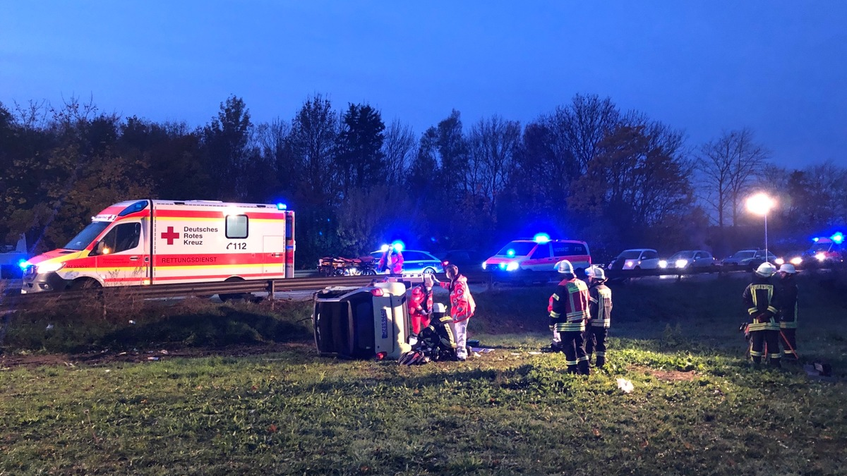FW-AUR: Auto brennt direkt an Hauswand - Foto: presseportal.de