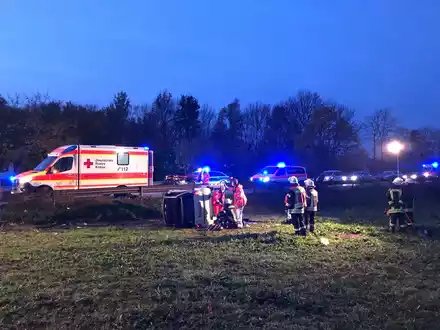 FW-AUR: Auto brennt direkt an Hauswand - Foto: presseportal.de