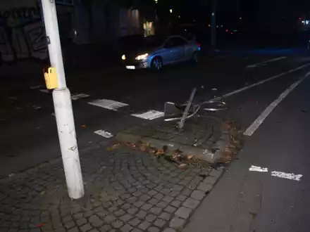 POL-HX: Auf Sperrfläche gewendet - 72-jähriger E-Bike Fahrer leicht verletzt - Foto: presseportal.de
