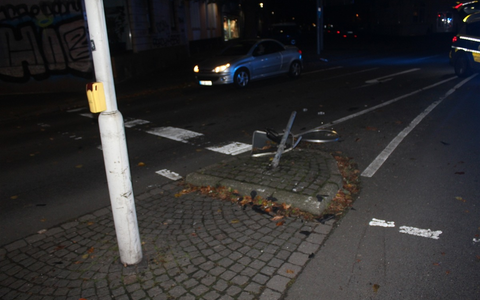 POL-HX: Auf Sperrfläche gewendet - 72-jähriger E-Bike Fahrer leicht verletzt - Foto: presseportal.de