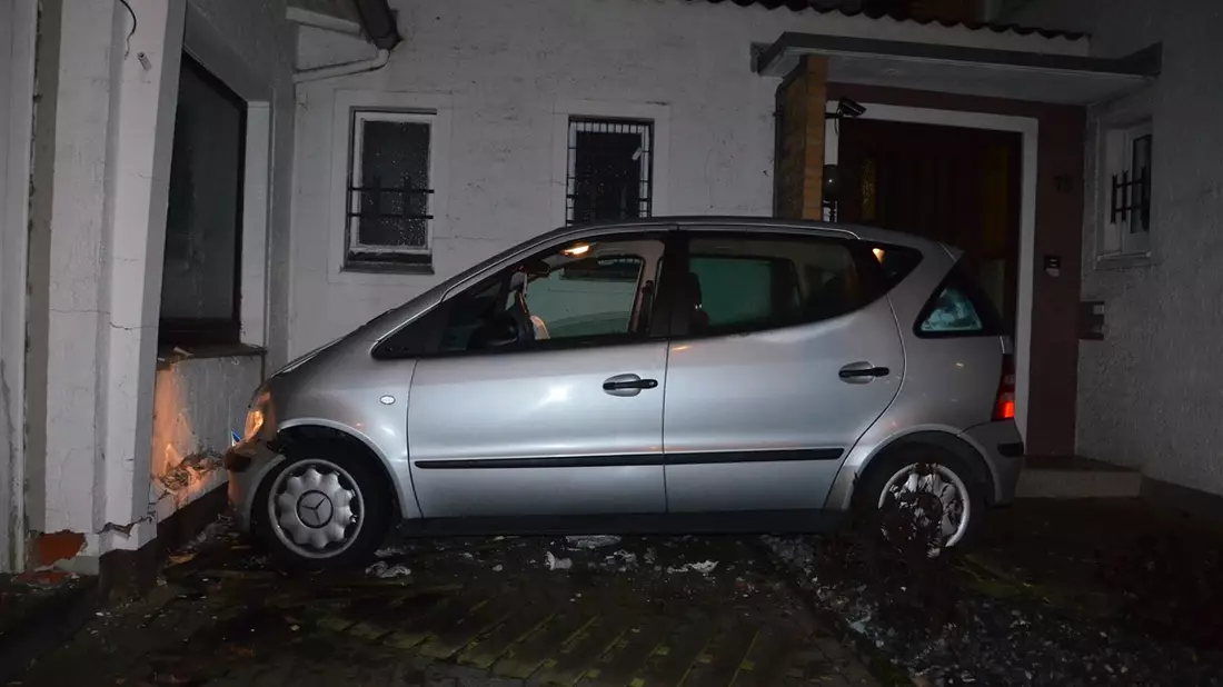 POL-EN: Schwelm: Verkehrsunfall mit verletzter Person- Pkw bringt Baum zum umfallen - Bild: presseportal.de