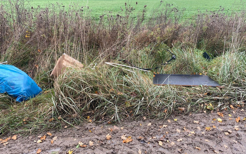 POL-SE: Halstenbek - Diverser MĂŒll illegal an einer GrĂŒnanlage entsorgt - Polizei sucht Zeugen - Foto: presseportal.de POL-SE: Halstenbek - Diverser MĂŒll illegal an einer GrĂŒnanlage entsorgt - Polizei sucht Zeugen - Foto: presseportal.de