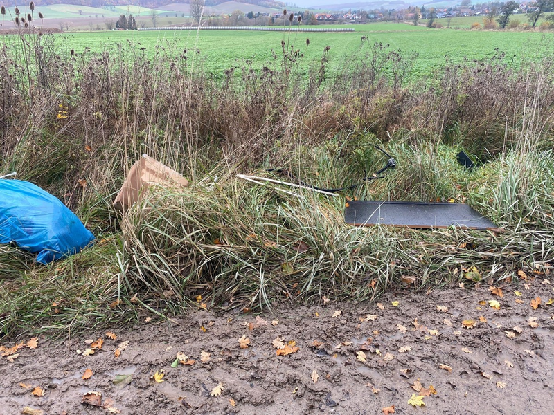 POL-SE: Halstenbek - Diverser Müll illegal an einer Grünanlage entsorgt - Polizei sucht Zeugen - Foto: presseportal.de