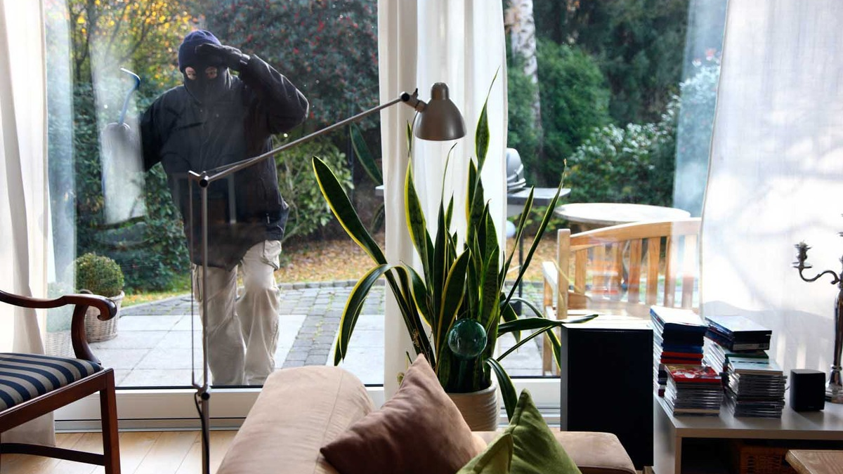 POL-PDLU: Mehrere versuchte Einbruchsdiebstähle in Geschäfte und ein vollendeter Einbruch im Stadtgebiet - Foto: presseportal.de