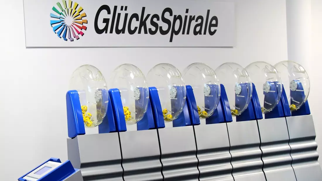 Renten bei GlücksSpirale und Sieger-Chance: 10.000 Euro monatlich, 20 Jahre lang, nach Baden-Württemberg; 5.000 Euro monatlich, zehn Jahre lang, nach Nordrhein-Westfalen - Bild: presseportal.de