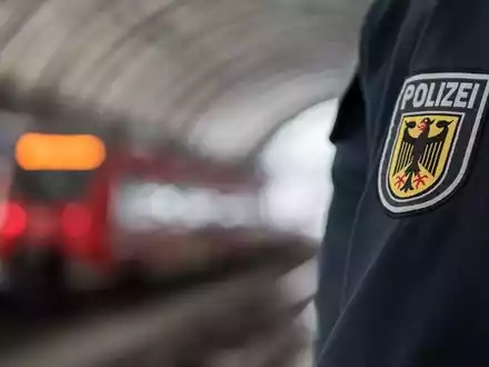 BPOL-BadBentheim: Eskalierte Auseinandersetzung - Betrunkener wirft mit abgebrochenen Flaschenhals nach Bundespolizisten - Foto: presseportal.de