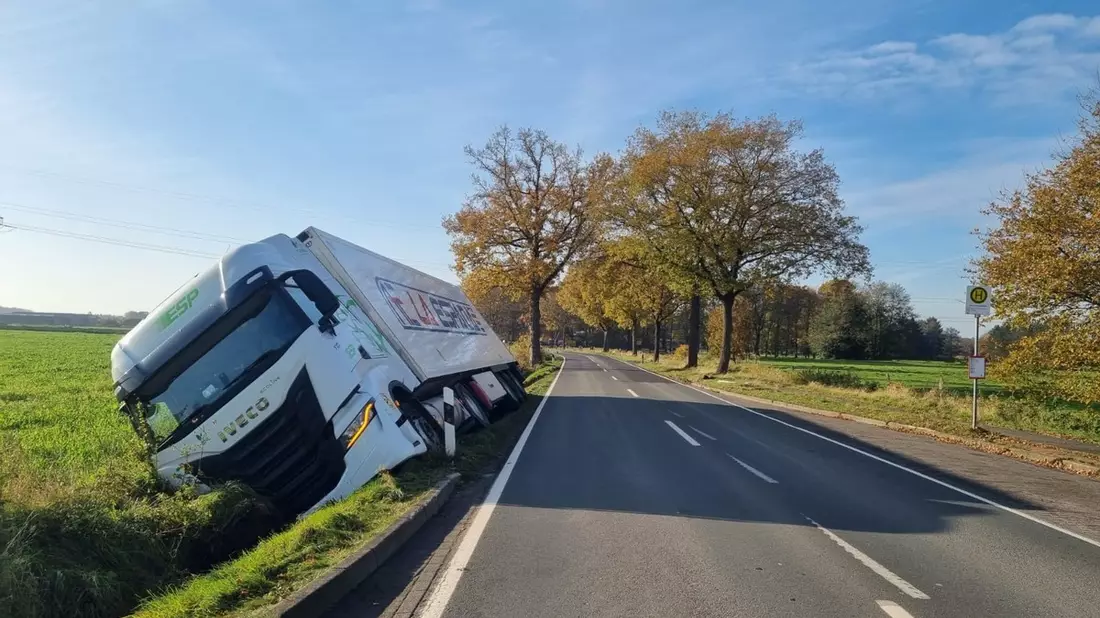 FW-PI: Groß Offenseth-Aspern: LKW kippt in den Graben / Unfall endet glimpflich - Bild: presseportal.de