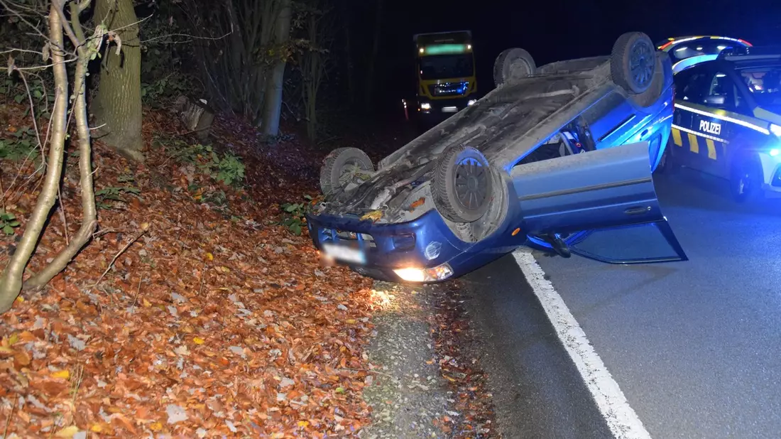 POL-HF: Mercedes prallt gegen Baum - 22-Jähriger leicht verletzt - Bild: presseportal.de