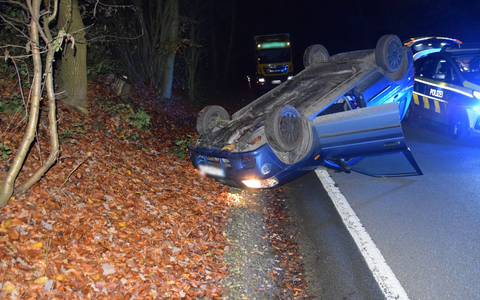 POL-HF: Mercedes prallt gegen Baum - 22-Jähriger leicht verletzt - Foto: presseportal.de