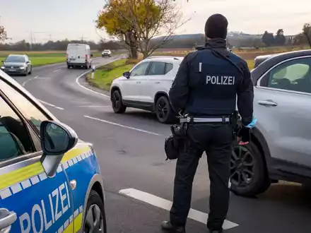 POL-OB: Autorennen zwischen Golf und Tesla - Beide Fahrer disqualifiziert - Foto: presseportal.de