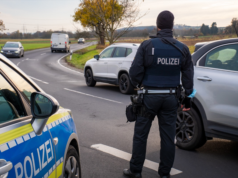 POL-OB: Autorennen zwischen Golf und Tesla - Beide Fahrer disqualifiziert - Foto: presseportal.de