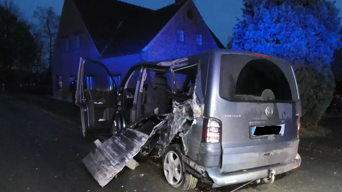 POL-DEL: Landkreis Wesermarsch: Verkehrsunfall auf der L875 in Lemwerder +++ Vollsperrung - Bild: presseportal.de