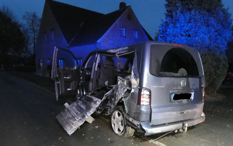 POL-DEL: Landkreis Wesermarsch: Verkehrsunfall auf der L875 in Lemwerder +++ Vollsperrung - Foto: presseportal.de