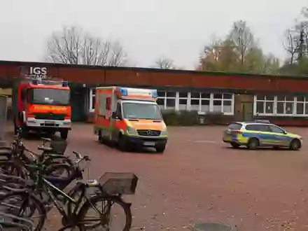 FW-E: Verkehrsunfall auf der Hindenburgstraße - Feuerwehr befreit eingeschlossenen Fahrer - Foto: presseportal.de
