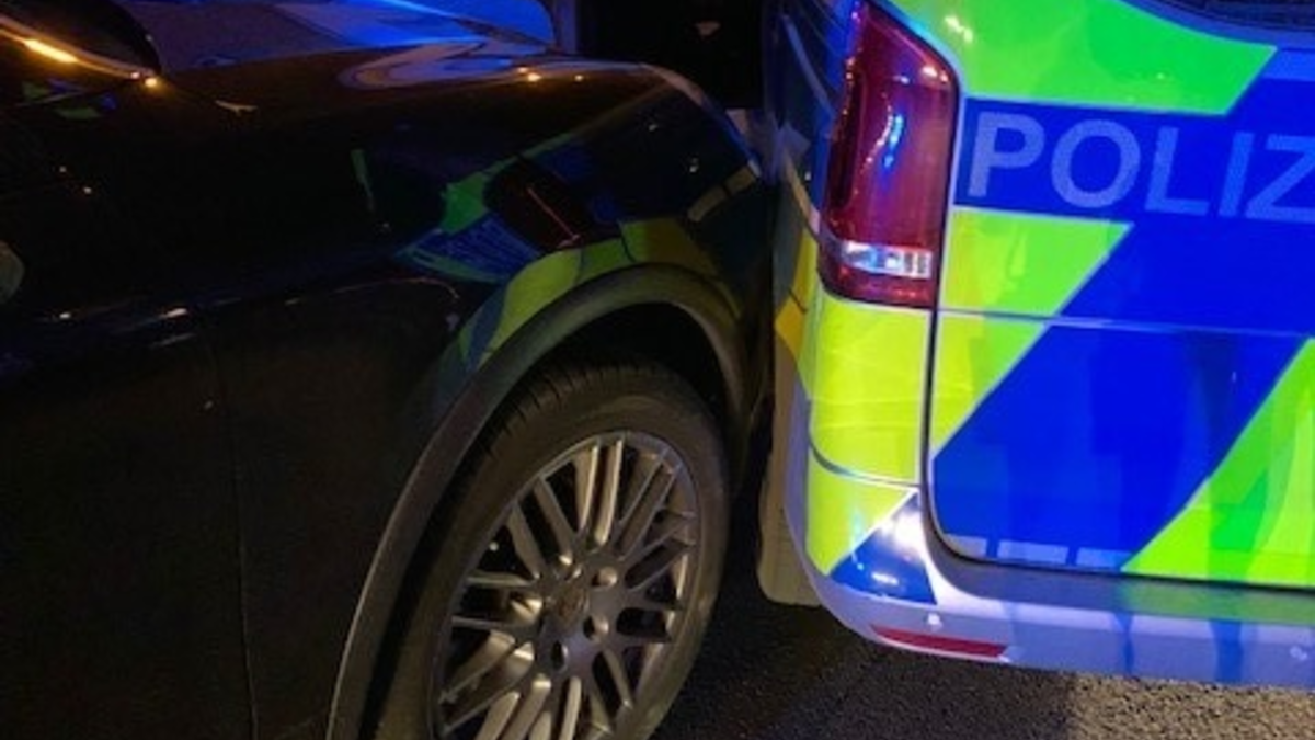 POL-EU: Farbe auf Fahrbahn verteilt - Foto: presseportal.de