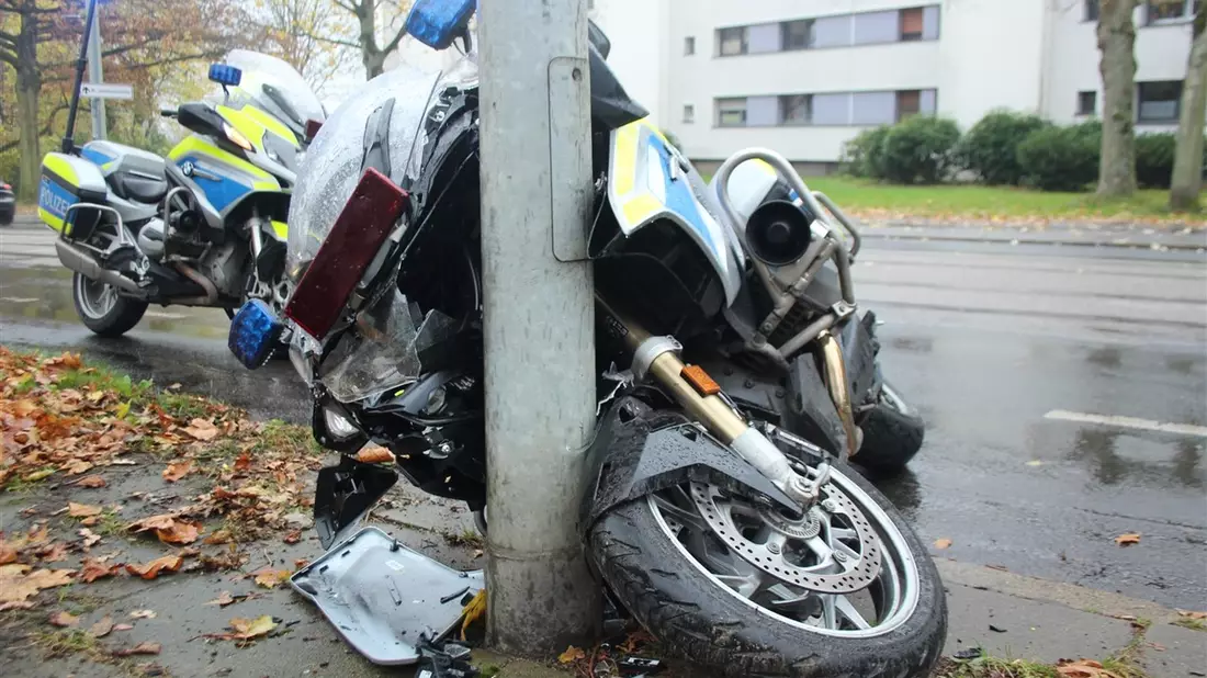 Großbrand in Düsseldorfer Innenstadt erschüttert die Weihnachtszeit / Eine Gruppe von Brandschützern, darunter Donato Muro von Sicherheitsingenieur. NRW, diskutiert die Ereignisse und teilt Erkenntnisse über einen Video-Kanal - Bild: presseportal.de