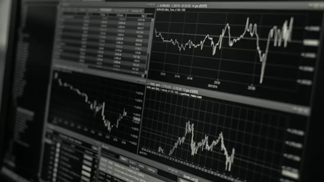 Schnell steigende und fallenden Aktienkurse sorgen oftmals für hektische Betriebsamkeit an der Börse. - Bild: Pixabay.com © 3844328 CCO Public Domain
