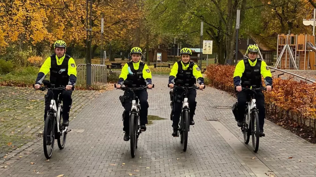 FW-Velbert: Neuer Versorgungsanhänger für die Feuerwehr Velbert übergeben - Bild: presseportal.de