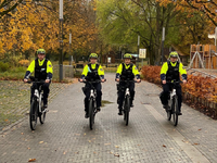 LPI-NDH: Öffentlichkeitsfahndung: Täter stehlen Haustürschlüssel aus Wohnmobil und begeben sich auf Beutezug - Wer erkennt die abgebildeten Männer? - Foto: presseportal.de
